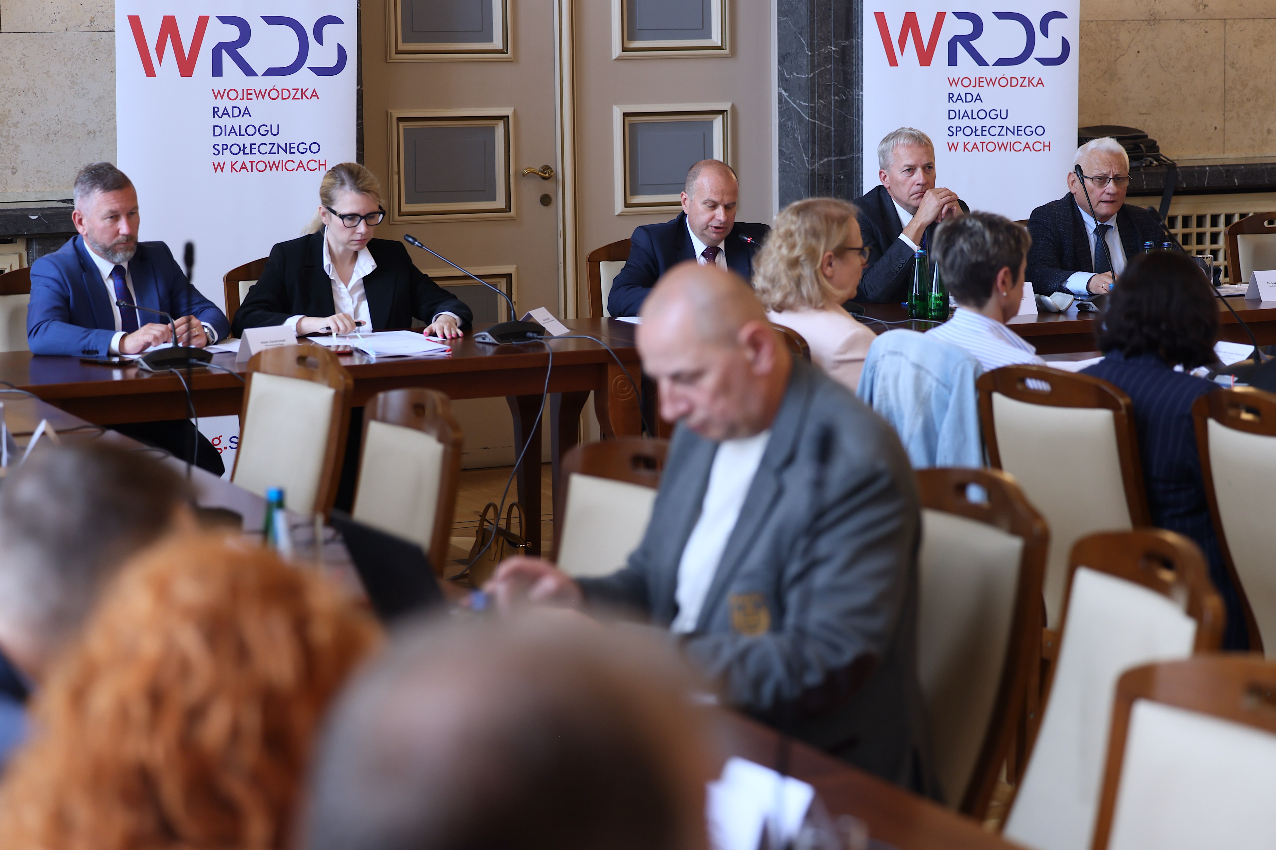 Uczestnicy obrad Wojewódzkiej Rady Dialogu Społecznego siedzący na sali.