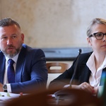 Uczestnicy obrad Wojewódzkiej Rady Dialogu Społecznego. Mężczyzna oraz kobieta siedzący przy stole.