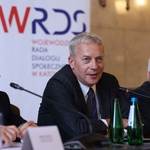 Marszałek Województwa Śląskiego Wojciech Saługa siedzący przy stole w trakcie obrad Wojewódzkiej Rady Dialogu Społecznego.