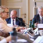 Uczestnicy obrad Wojewódzkiej Rady Dialogu Społecznego siedzący przy stole.