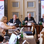 Uczestnicy obrad Wojewódzkiej Rady Dialogu Społecznego siedzący przy stole.
