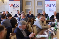Spotkanie Wojewódzkiej Rady Dialogu Społecznego w Katowicach – uczestnicy siedzą przy dużym stole konferencyjnym, prowadząc dyskusję.